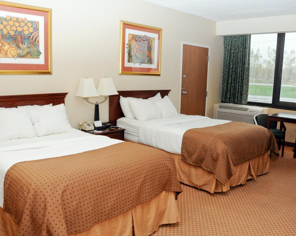 Quality Inn & Suites Palm Island Indoor Waterpark Batavia Exterior photo