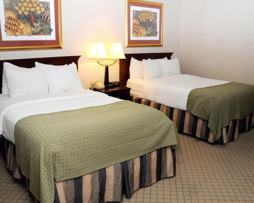 Quality Inn & Suites Palm Island Indoor Waterpark Batavia Exterior photo