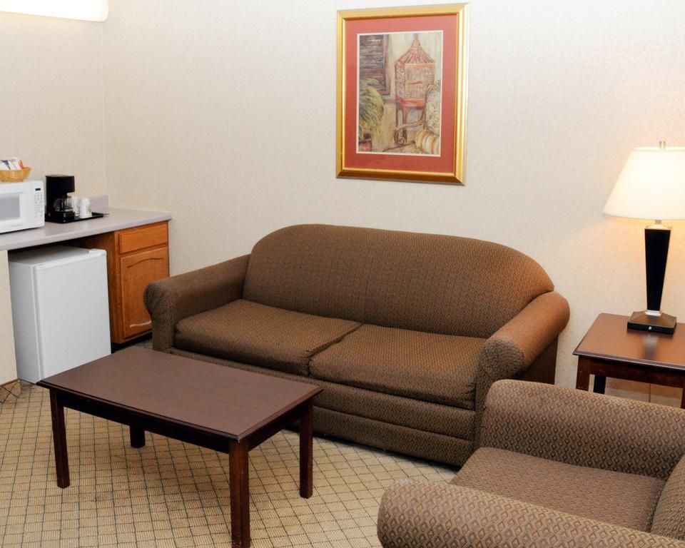 Quality Inn & Suites Palm Island Indoor Waterpark Batavia Exterior photo