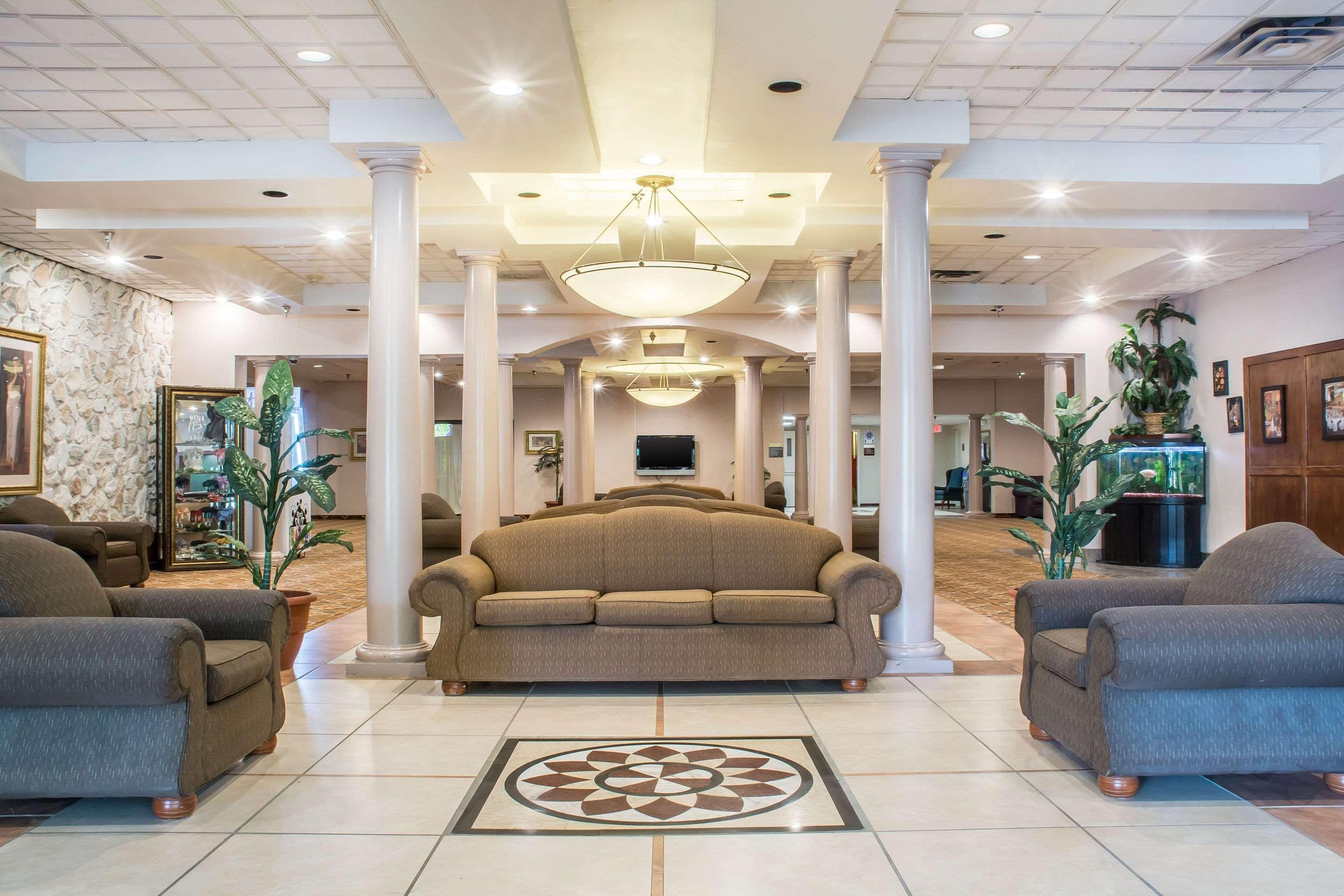 Quality Inn & Suites Palm Island Indoor Waterpark Batavia Exterior photo