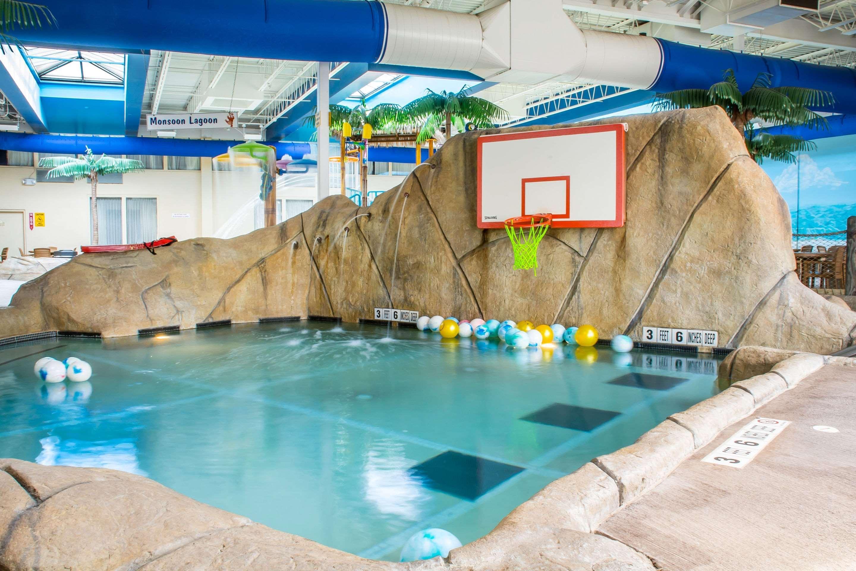 Quality Inn & Suites Palm Island Indoor Waterpark Batavia Exterior photo
