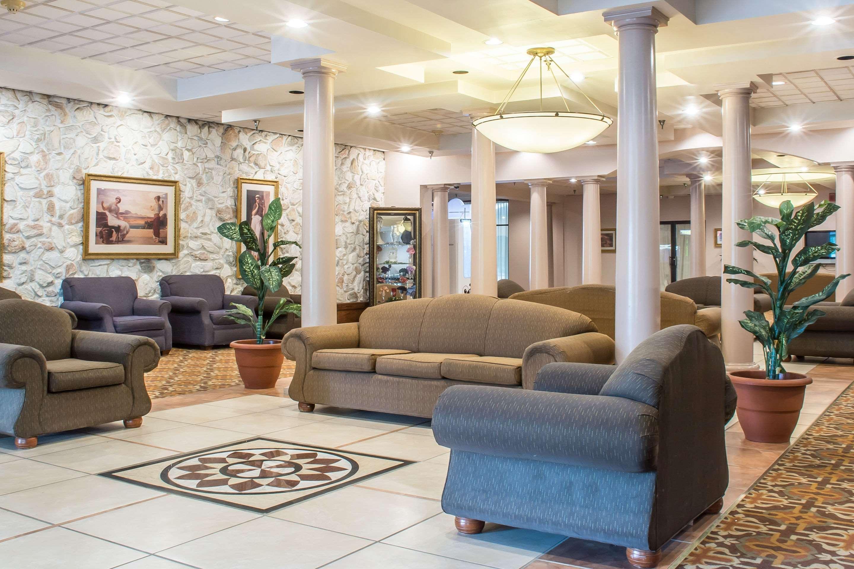 Quality Inn & Suites Palm Island Indoor Waterpark Batavia Exterior photo